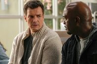 The Rookie – Da Nolan (Nathan Fillion, l.) wegen der Situation völlig durch den Wind ist, nehmen sich seine Kollegen wie Sergeant Grey (Richard T. Jones, r.) Zeit, um ihm beizustehen. Doch die Auszeit ist nur kurz, denn auf Sergeant Grey und seine Beamten wartet im Krankenhaus bereits der nächste Einsatz.