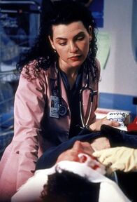 Emergency Room – Carol Hathaway (Julianna Margulies, l.) kümmert sich um die schizophrene Coco (Sheila Kelley, r.), die ohne Medikamente die Kontrolle über sich verliert.