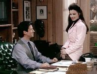 Die Nanny – Mit weiblicher Raffinesse becirct Fran (Fran Drescher) ihren Boss Maxwell (Charles Shaughnessy), sie auf das Sommerlagerfest zu begleiten. Fran und die Kinder kramen in der Rumpelkammer. Die Nanny findet dabei ein Erinnerungsstück aus ihrer Teenagerzeit: eine nicht abgeschickte Bewerbung für einen Tag mit dem erfolgreichen und gut aussehenden Serienstar Erik Estrada. Maggie, Brighton und Grace beschließen kurzerhand, Frans Bewerbung doch noch abzuschicken. Die Nanny hat unterdessen ganz andere Sorgen: Sie ist zu einem Wiedersehensfest mit alten Freunden aus dem Sommerlager eingeladen, mag aber nicht hingehen, weil sie keinen männlichen Begleiter hat. Besonders fürchtet sie die Begegnung mit ihrer alten Erzfeindin Judy Silverman, die sich - da ist Fran sicher - in der Zwischenzeit einen besonders tollen Ehemann geangelt hat. Das Problem scheint sich in Wohlgefallen aufzulösen als plötzlich der leibhaftige Erik Estrada vor der Tür steht und sich bereit erklärt, seinen glühenden Fan Fran auf das Wiedersehensfest zu begleiten.