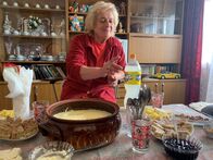 Re: – Siika Gadjeva aus dem bulgarischen Dorf Momchilovtsi gilt als die heimliche "Königin des Joghurts". Ihr Joghurt hat schon viele Preise gewonnen, weil er besonders gut schmeckt und ganz natürlich hergestellt wird.
