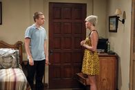 Two and a Half Men – Jake (Angus T. Jones, l.) kommt übers Wochenende nach Hause und zufälliger Weise ist auch Missi (Miley Cyrus, r.) da. Die beiden kommen sich erneut näher ...