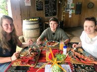 Verrückt nach Meer – Die Praktikanten Steffi Gehrlein, Tom Vajs und Laura Rotter essen im Restaurant "Dancing Rooster" des Schweizer Kochs Gunter Schnell in Vava'u (Tonga) Lobster.