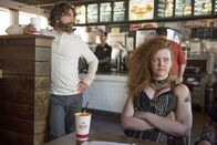 Baskets – Chip (Zach Galifianakis) muss sich um Trinity (Mary Wiseman, r.), eine alte Bekannte aus seiner Obdachlosen-Zeit, kümmern ...