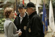 Navy CIS – McGee (Sean Murray, M.), Gibbs (Mark Harmon, r.) und Jenny Shepard (Lauren Holly, l.) treffen am Tatort aufeinander ...