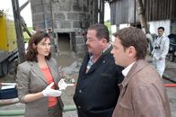 Die Rosenheim-Cops – Für Pathologin Dr. Kern (Maren Schumacher) ist klar, dass der Tote in seinem Getreidesilo erstickt ist. Nun müssen die beiden Rosenheim-Cops Hofer (Joseph Hannesschläger, m.) und Lind (Tom Mikulla) „nur“ noch den Mörder finden.