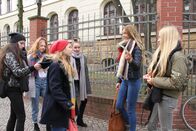 In aller Freundschaft – Lisa Schroth (Ella Zirzow, 3.v.li.) hat seit einiger Zeit Probleme mit ein paar Schülerinnen ihrer Schule. Die Mädchen-Gang, allen voran Marlen Löscher (Matilda März, 2.v.re.), macht sich über Lisa lustig und bezeichnet sie sogar als "Freak".