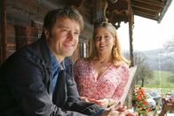 Die Rosenheim-Cops – Marie Hofer (Karin Thaler) ist von Rüdiger Puchstett (Eric Langner) durchaus angetan.