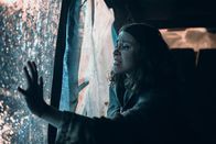 Arctic Circle - Der unsichtbare Tod – Die Prostituierte Irina (Anna Ackermann) versucht, sich mit aller Macht aus ihrem Gefängnis zu befreien.