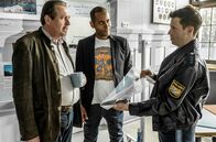 Watzmann ermittelt – Polizist Max Ruffer (Nepo Fitz, r.) zeigt den Kommissaren Benedikt Beissl (Andreas Giebel, l.) und Jerry Paulsen (Peter Marton, M.) das Tatwerkzeug.