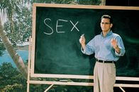 Wild Things – Highschool-Lehrer Sam (Matt Dillon) wird von seinen Schülerinnen angehimmelt.