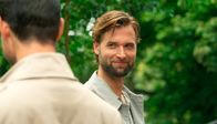 Rote Rosen – Simon (Thore Lüthje m.) macht allen vor, dass er Olivia (Fiona Strebe) zur Tagesmutter bringt. Dabei schafft er nicht loszulassen, bis Valerie (Maike Johanna Reuter) die Sache in die Hand nimmt.