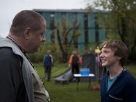 Schloss Einstein – Überlebenstraining bei Sportlehrer Krassnik, Tobias ist begeistert. (Georg Blumreiter, li.; Stefan Wiegand, re.)