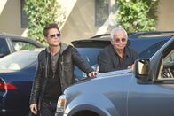 The Grinder - immer im Recht – Eine Reportage über Stewart wird durch Deans (Rob Lowe, l.) Auftreten mal wieder zu einer Geschichte über den Schauspieler. Eine Tatsache, die Dean Sr. (William Devane, r.) schon von Anfang an für viel sinnvoller gehalten hat.