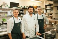 Restaurantlegenden – Gault Millau Koch des Jahres 2009 Thomas Dorfer mit seinen beiden Souchefs Manuel Hammerl, Weltmeisterkoch, und Andreas Wieser in der Küche.