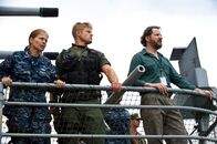 American Warships 2 – Admiral Hansen (Linda Hamilton) und Offizier Trip Oliver (Trevor Donovan) trauen ihren Augen nicht, als sie plötzlich von einem Monster angegriffen werden, das riesige Tentakel hat.
