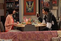 The Big Bang Theory – Zwischen Raj (Kunal Nayyar, r.) und Lucy (Kate Micucci, l.) läuft es ganz gut - bis Raj im Internet auf ihren Blog stößt und darin einige Dinge über sich liest, die ihn sehr verunsichern ...
