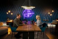 Die Gruaberin – Monika Gruber und Günther Groissböck während ServusTVs Vodcast „Die Gruaberin“ im Studio X in Wals bei Salzburg, Österreich am 14. Mai 2025