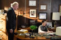Young Sheldon – Dr. Linkletter (Ed Begley jr., l.); Sheldon Cooper (Iain Armitage, r.)