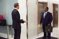 Suits – Harvey (Gabriel Macht, l.) ist skeptisch. Wird Robert Zane (Wendell Pierce, r.), Rachels Vater, die Kanzlei wie erhofft in einem Fall unterstützen?