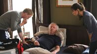 Freitag im Ersten: Trapps Sommer – Weil Georg (Günther Maria Halmer, M.) nicht ins Krankenhaus will, ruft Sofia (Senita Huskić, re.) ihren befreundeten Arzt Sebastian (Pit Bukowski, li.).