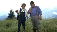 Löwenzahn Classics – Peter (Peter Lustig, l.) hat seinen Nachbarn Paschulke (Helmut Krauss, r.) in die Berge gelockt, damit er etwas Bewegung bekommt. Jetzt bewundern beide das herrliche Alpenpanorama.