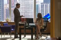 Suits – Um herauszufinden, wer sich an den Treuhandkonten bedient, sucht Harvey (Gabriel Macht) die Hilfe von Zoe (Jacinda Barrett) ein Schritt, der neue Erkenntnisse verspricht.