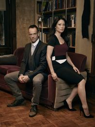 Elementary – (6. Staffel) - Lösen Kriminalfälle auf höchst eigenwillige Weise: Sherlock Holmes (Jonny Lee Miller, l.) und Joan Watson (Lucy Liu, r.) ...
