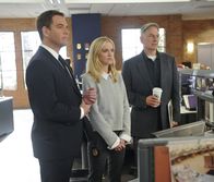 Navy CIS – Ein neuer Mordfall weist auf einen 40 Jahre alten Fall hin, bei dem ein Anschlag auf einen Flughafen verübt wurde. Bishop (Emily Wickersham, M.), Gibbs (Mark Harmon, r.) und Tony (Michael Weatherly, l.) beginnen mit den Ermittlungen ...