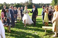 Sturm der Liebe – Hochzeit: Cornelius (Christoph Mory, Mitte r.) führt seine Tochter Maja (Christina Arends, Mitte l.) zum Altar, während Erik (Sven Waasner, vorne l.) sich Vorwürfe macht, die Ringe vergessen zu haben (mit Sophia Schiller, r. und KomparsInnen).