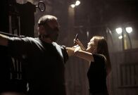 Hannibal – FBI-Agentin Clarice Starling (Julianne Moore, r.) rettet Dr. Lecter (Anthony Hopkins) vor einem Wahnsinnigen.