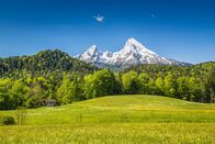 Aus dem Leben - Die Reportage: Alpen-Ranger - Auf Patrouille im Paradies – Beautiful mountain landscape in the Bavarian Alps with village of Berchtesgaden and Watzmann massif in the background at sunrise, Nationalpark Berchtesgadener Land, Bavaria, Germany