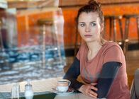 Tatort – Anna Hasberger (Inga Lessmann) wartet.