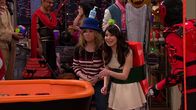iCarly – L-R: Sam Puckett (Jennette McCurdy), Carly Shay (Miranda Cosgrove)