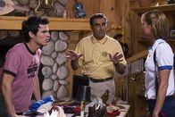 American Pie Presents Band Camp – Mr. Levenstein (Eugene Levy, M.) versucht zwischen Elyse (Arielle Kebbel, r.) und Matt Stifler (Tad Hilgenbrink, l.) zu vermitteln ...