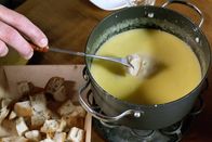 Zu Tisch ... – Käsefondue in der Schweiz: Wer sein Stück Brot verliert, wird bestraft!