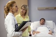 In aller Freundschaft – Gräfin Tanja von Lahnstein (Miriam Lahnstein, Miitte) gerät sofort mit Oberschwester Ingrid (Jutta Kammann, links) aneinander. Für sie sind die Gräfin und ihr Ex-Mann Sebastian (Sebastian Schlemmer) Patienten, wie jeder andere auch - es wird keine Sonderbehandlung geben.