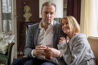 Wilsberg – Die reiche Witwe Hanni Haffner (Gudrun Gundelach) sucht Zuflucht bei ihrem Betreuer (Stephan Grossmann). Er ist Hannis engster Vertrauter und seit einiger Zeit auch alleiniger Erbe ihres Vermögens.