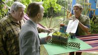 Löwenzahn – Mit raffinierten Ideen schafft es Fritz Fuchs (Guido Hammesfahr, r.), seinen Nachbarn Paschulke (Helmut Krauss, l.) und den pingeligen Ordnungsamtmann (Holger Handtke, Mitte) davon zu überzeugen, dass er seinen verwilderten Garten behalten kann.