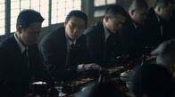 Tokyo Vice – Sato (Shô Kasamatsu, 2. v. li.) steht in seiner Bruderschaft auf einem schweren Stand.