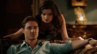 The Royals – Cassandra (Emily Barber, r.) lässt sich nicht so schnell abschütteln, doch wie wird Robert (Max Brown, l.) auf ihren ungebetenen Besuch reagieren?