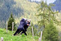 Watzmann ermittelt – Ein Unbekannter (Komparse, l.) versucht den Bauer Josef Lahner (Franz Buchrieser, r.) in eine Schlucht zu stürzen.