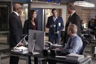 The Mentalist – Ein neuer Fall wartet auf (v.l.n.r.) Dennis Abbott (Rockmond Dunbar), Teresa Lisbon (Robin Tunney), Patrick Jane (Simon Baker), Det. Brian Portis (Alex Fernandez) und Jason Wylie (Joe Adler) ...