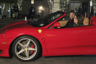 Castle – Nach anfänglichem Zögern lässt Richard Castle (Nathan Fillion, l.) Kate Beckett (Stana Katic, r.) tatsächlich ans Steuer seines Ferrari ...