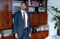 A Better Place – Bürgermeister Kaan (Steven Sowah) in seinem Büro.