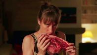 Fleisch – Ein einsamer Mann kehrt mit einem riesigen Wildschwein zurück von der Jagd. Sein Tiefkühlschrank kann so viel Fleisch aber nicht fassen. Er gibt seiner Nachbarin etwas davon ab. Zuerst nimmt sie es nur wiederwillig entgegen, doch später offenbart sie ihre Gefräßigkeit... Die Nachbarin (Diana Fontannaz).