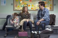Catastrophe – Sharon Morris (Sharon Horgan) und Rob Norris (Rob Delaney) mit Kind.