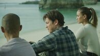 Almost Paradise – Ernesto Alamares (Arthur Acuña,l.), Alex Walker (Christian Kane,m.) und Kai Mendoza (Samantha Richelle)