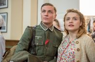 Charité – Otto Marquardt (Jannik Schümann, l.) und seine Schwester Anni (Mala Emde, r.) warten im Hörsaal der Charité auf das Kamerateam der Wochenschau.