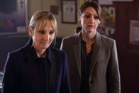 Scott & Bailey – DC Janet Scott (Lesley Sharp, l.) und DC Rachel Bailey (Suranne Jones, r.) ermitteln in Janets Nachbarschaft.