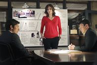 Castle – Der Konkurrenzkampf zwischen den beiden Rivalen Demming (Michael Trucco, l.) und Castle (Nathan Fillion, r.) um den richtigen Riecher und um Becketts Gunst eskaliert in einem Mass, dass Beckett (Stana Katic, M.) schlichtend eingreifen muss ...